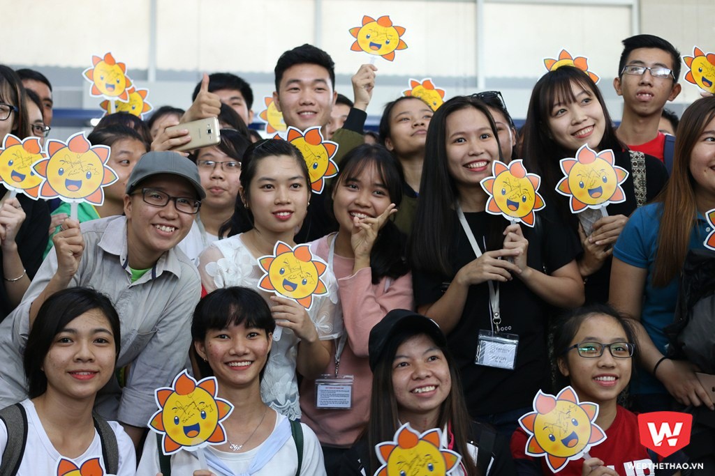 Sự mến mộ của kh&aacute;n giả với Xu&acirc;n Trường đang l&ecirc;n rất cao, anh lọt thỏm giữa đ&aacute;m đ&ocirc;ng chụp ảnh kỷ niệm. Ảnh: Quang Thịnh.