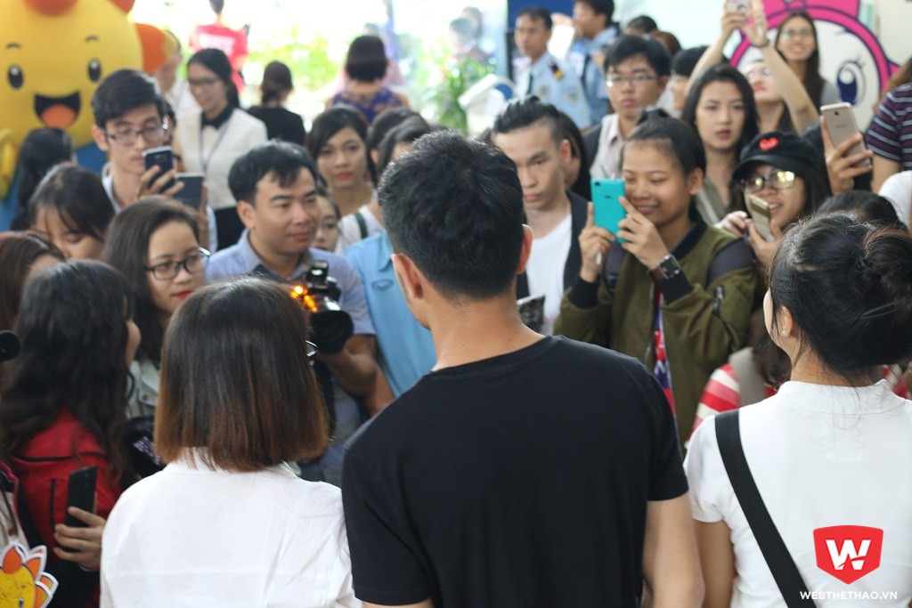 Sự kiện n&agrave;y thu h&uacute;t rất nhiều người xếp h&agrave;ng tham dự. Kh&ocirc;ng chỉ c&aacute;c bạn trẻ, nhiều qu&yacute; c&ocirc;, qu&yacute; b&agrave; lẫn &ocirc;ng l&atilde;o cũng mong c&oacute; cơ hội sở hữu chữ k&yacute; của cầu thủ người Tuy&ecirc;n Quang. Ảnh: Quang Thịnh.