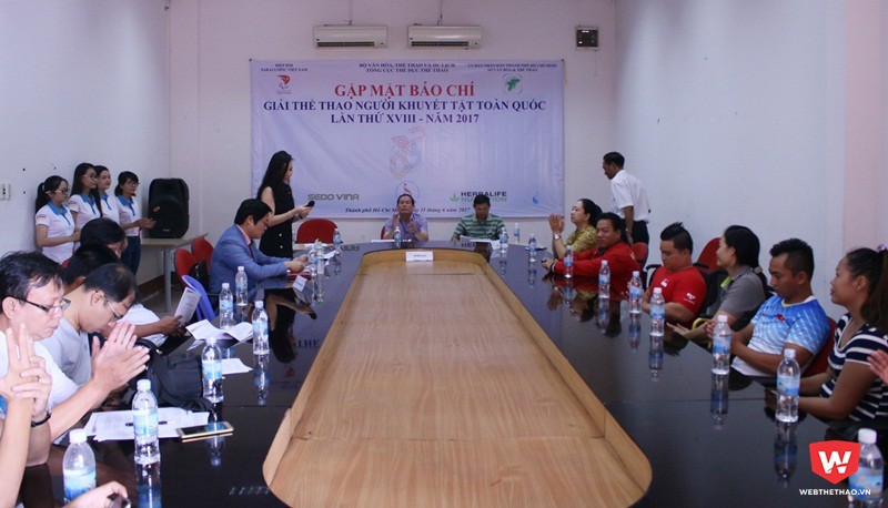 Quang cảnh buổi gặp gỡ b&aacute;o ch&iacute; s&aacute;ng ng&agrave;y 11/6 tại trung t&acirc;m thể thao Quận T&acirc;n B&igrave;nh. Ảnh: Quang Thịnh.
