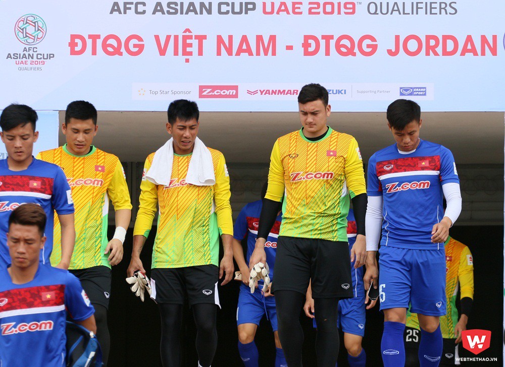 BHL ĐTVN th&ocirc;ng b&aacute;o nghỉ chiều 11/6 cho VFF nhưng thầy tr&ograve; Hữu Thắng vẫn ra s&acirc;n tập b&igrave;nh thường. Ảnh: Quang Thịnh.