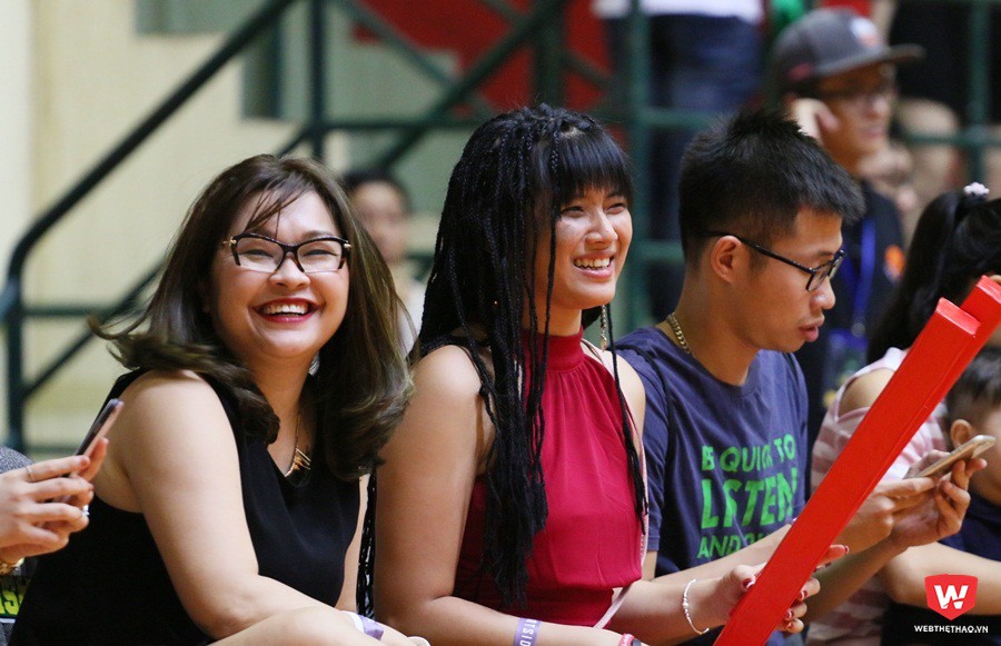G&acirc;y ch&uacute; &yacute; l&agrave; 4 hot girl ngồi ngay h&agrave;ng ghế courtside, lu&ocirc;n cổ vũ nhiệt t&igrave;nh mỗi khi c&aacute;c chiến binh Thang Long ghi điểm. Ảnh; Quang Thịnh.
