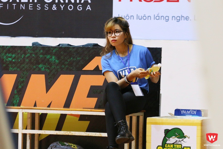 Ch&uacute;t lo lắng hiện tr&ecirc;n khu&ocirc;n mặt một nữ th&agrave;nh vi&ecirc;n hậu cần của Cantho Catfish khi chủ nh&agrave; bị dẫn điểm trước. Ảnh: Quang Thịnh.