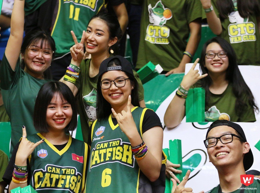 Ngược lại, fan nữ của Cantho Catfish th&igrave; sẵn s&agrave;ng cho m&agrave;n ăn mừng khi đội nh&agrave; v&ocirc; địch. Họ cỗ vũ rất sung sau khi T&acirc;m Đinh kh&ocirc;ng c&oacute; cảm gi&aacute;c n&eacute;m tốt. Ảnh: Quang Thịnh.