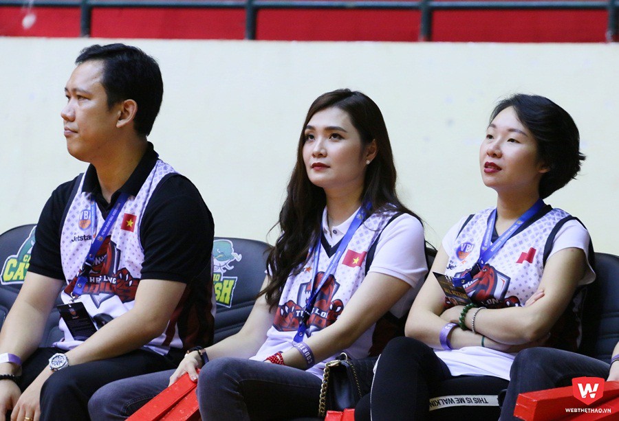 Ngay cả b&agrave; chủ tịch của Thang Long Warriors cũng hiểu r&otilde; điều n&agrave;y trước khi trận đấu bắt đầu. Nhiều bất lợi đang bủa v&acirc;y Thang Long Warriors. Ảnh: Quang Thịnh.