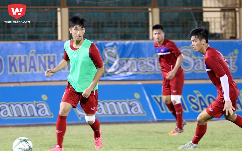 Trung vệ Trọng Đại bất ngờ ra s&acirc;n thi đấu khoảng 10 ph&uacute;t trong buổi tập đối kh&aacute;ng tối 28/3/2017. Ảnh: Quang Thịnh.
