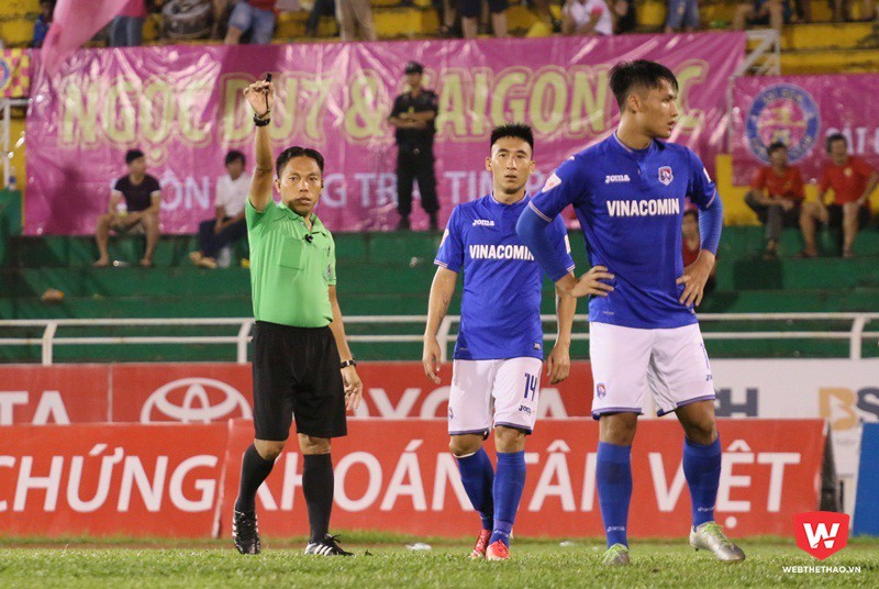 ''C&ograve;i v&agrave;ng 2016'' Nguyễn Ngọc Ch&acirc;u kh&ocirc;ng r&uacute;t một thẻ n&agrave;o ở trận đấu giữa S&agrave;i G&ograve;n FC với Than Quảng Ninh. Ảnh: Quang Thịnh.
