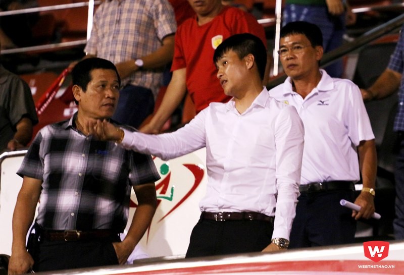 C&ocirc;ng Vinh gay gắt ph&agrave;n n&agrave;n c&ocirc;ng t&aacute;c ph&acirc;n c&ocirc;ng trọng t&agrave;i địa phương với &ocirc;ng Dương Văn Hiền. Ảnh: Quang Thịnh.