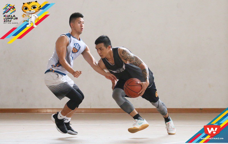 Hậu vệ dẫn b&oacute;ng Tuấn Trung đang qua người VĐV Việt kiều Henry Nguyễn. Ảnh: Quang Thịnh.