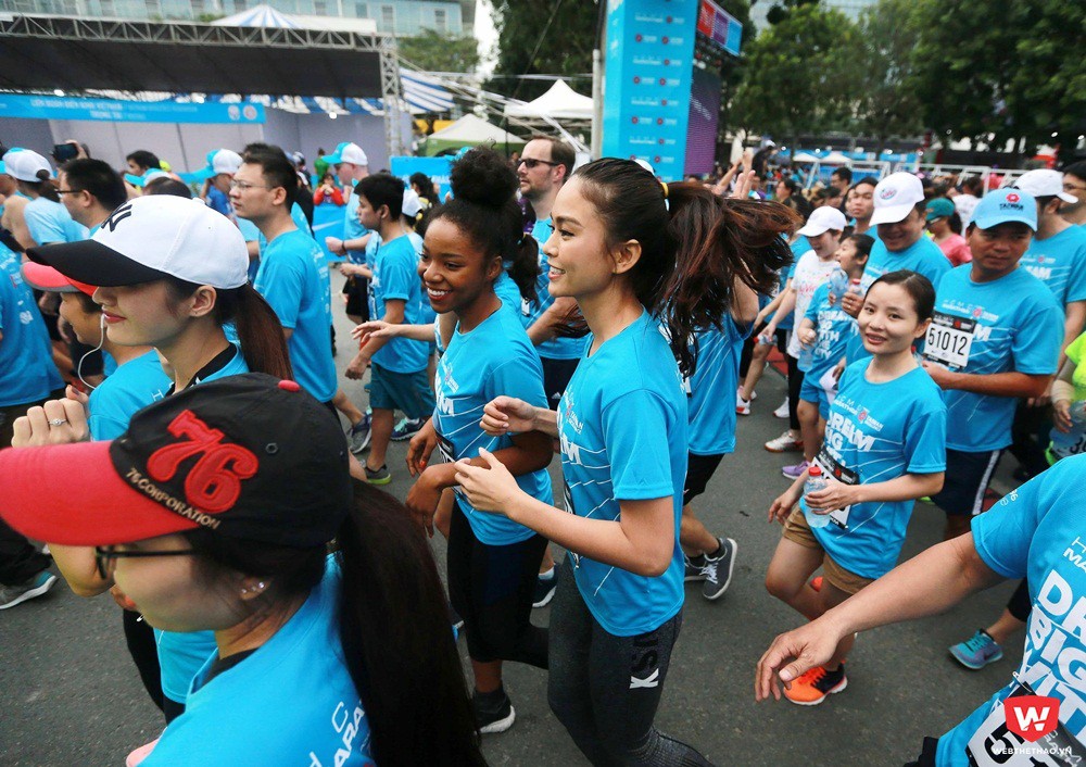 Á hậu Mâu Thủy thư giãn chạy cùng bạn cự ly 5km HCMC Marathon 2017 Á hậu Mâu Thủy thư giãn chạy cùng bạn cự ly 5km HCMC Marathon 2017