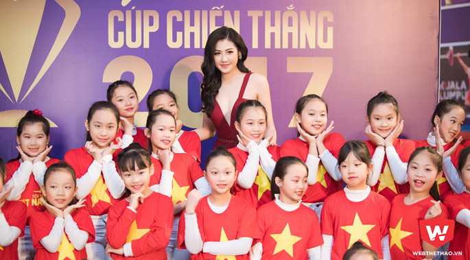 Á hậu Dương Tú Anh muốn học lái xe máy để đi bão với U23 Việt Nam
