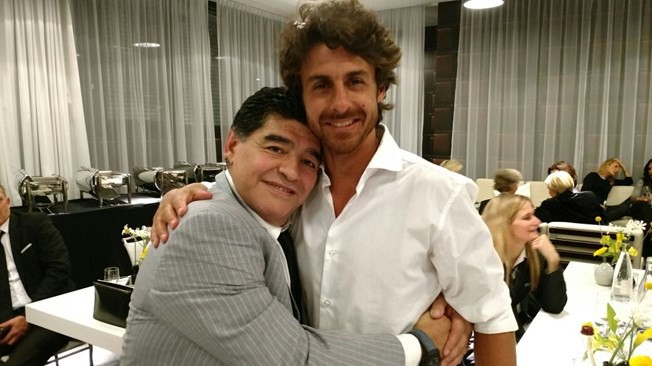 Huyền thoại Maradona (tr&aacute;i) v&agrave; truyền nh&acirc;n Pablo Aimar đ&atilde; c&oacute; mặt tại H&agrave;n Quốc. Ảnh: FIFA.