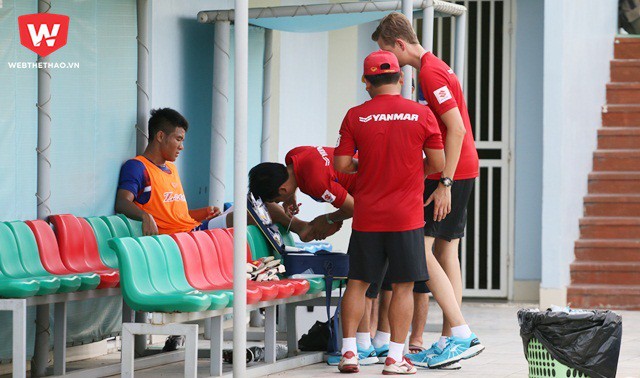 Bác sỹ can thiệp dao kéo với hai tiền đạo của U22 Việt Nam