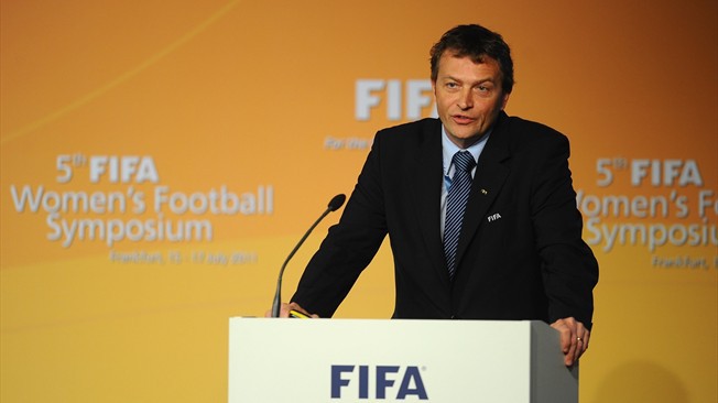 Can thiệp chính trị vào bóng đá được FIFA quy định như thế nào?