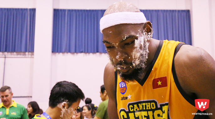 Cantho Catfish "phá nát" sân nhà của Saigon Heat bằng bánh kem