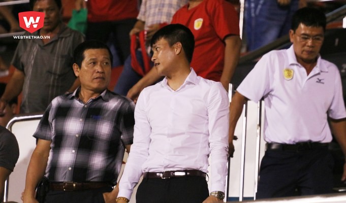 Công Vinh gay gắt phàn nàn với Phó Ban trọng tài ngay khu VIP