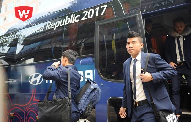 Hai vệ sỹ canh phòng nghiêm ngặt cho U20 Việt Nam tại Hàn Quốc