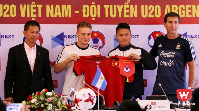 HLV Hoàng Anh Tuấn bỏ lỡ món quà xã giao của U20 Argentina