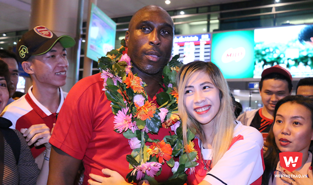 Huyền thoại Sol Campbell bị nhận nhầm ở sân bay Tân Sơn Nhất