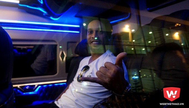 Ronaldinho "âm thầm" hạ cánh xuống sân bay Tân Sơn Nhất