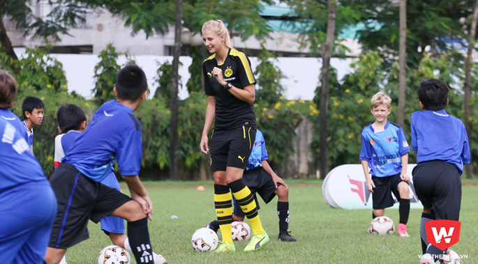 Ngã rẽ đưa nữ HLV Dortmund xinh đẹp đến với Việt Nam