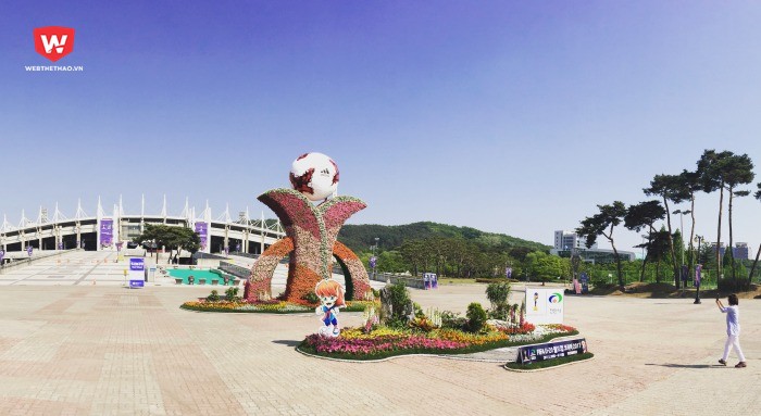 Ngợp sắc hoa ở sân U20 Việt Nam thi đấu tại U20 World Cup
