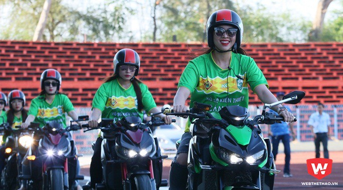 Nữ CĐV Cần Thơ đi xe phân khối lớn vào sân khiến Quang Hải và đồng đội giật mình