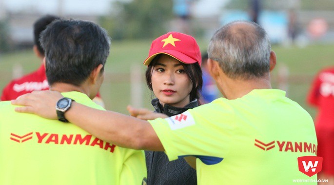 Nữ dẫn đoàn Thái Lan xinh xắn đi mua pizza cho U23 Việt Nam