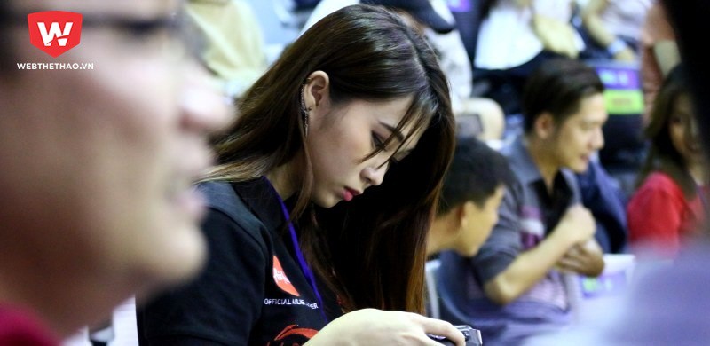 Nét khả ái của nữ phóng viên đi "săn" khoảnh khắc ở ABL 2016-17