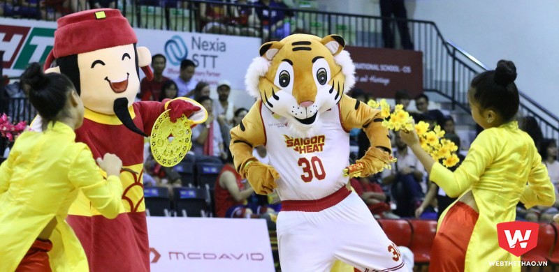 Quà tết ngọt ngào Saigon Heat mang đến cho NHM tại CIS Arena