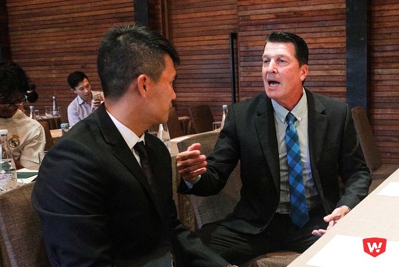 Công Vinh và cố vấn chuyên môn ông Marshall Soper đang trao đổi. Ảnh: Huy Thịnh. Công Vinh và cố vấn chuyên môn ông Marshall Soper đang trao đổi. Ảnh: Huy Thịnh.