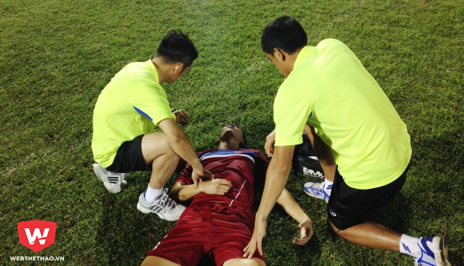Tiền đạo U20 Việt Nam nằm bất động 5 phút vì bị dập ngực