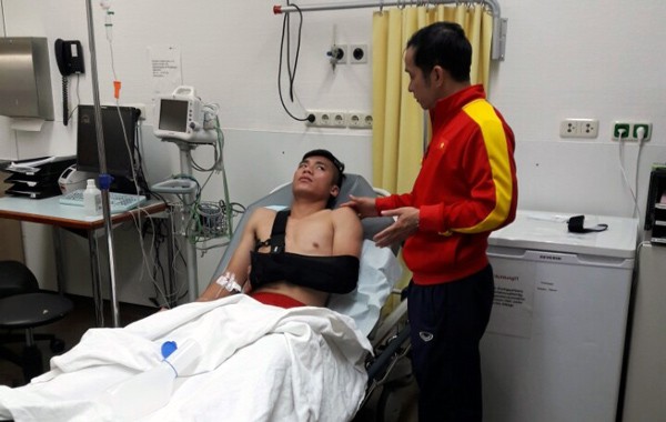 Tiến Dụng lên bàn mổ phẫu thuật ngay tại Đức