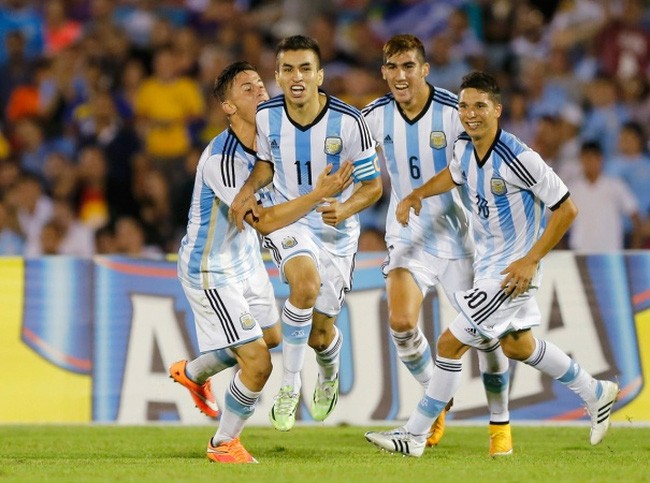 Trực thăng đưa ba tuyển thủ U20 Argentina kịp giờ đến Việt Nam