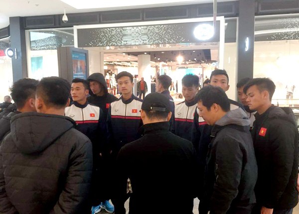 Tuyển thủ U20 Việt Nam lỡ chuyến "shopping" vì chấn thương