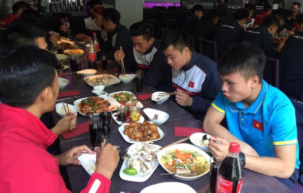 U20 Việt Nam chia tay nước Đức bằng bữa cơm "thuần Việt"