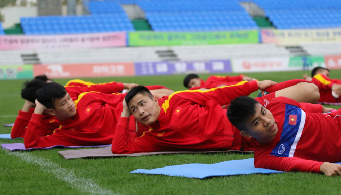 U20 Việt Nam thả lỏng trên sân tập ở Hàn Quốc