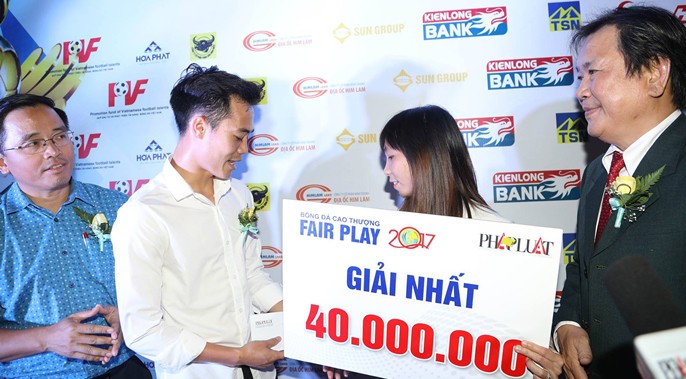 Nhận giải Fair-Play, Văn Toàn tặng tiền thưởng cho nữ đồng nghiệp có mẹ bị ung thư