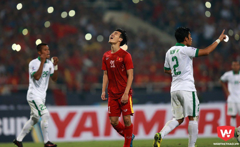 Văn To&agrave;n (giữa) chỉ biết k&ecirc;u trời sau khi ĐTVN thất bại tại AFF Suzuki Cup 2016. Ảnh: Hải Đăng.