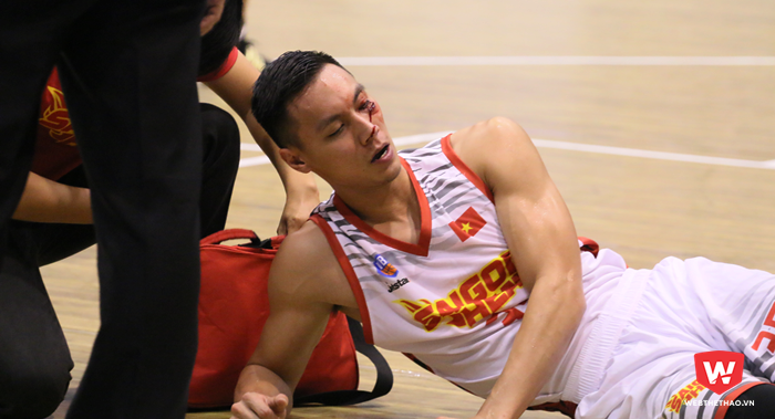 Anthony Vo rách mặt, khâu 9 mũi khi va chạm với Bilal Richarson