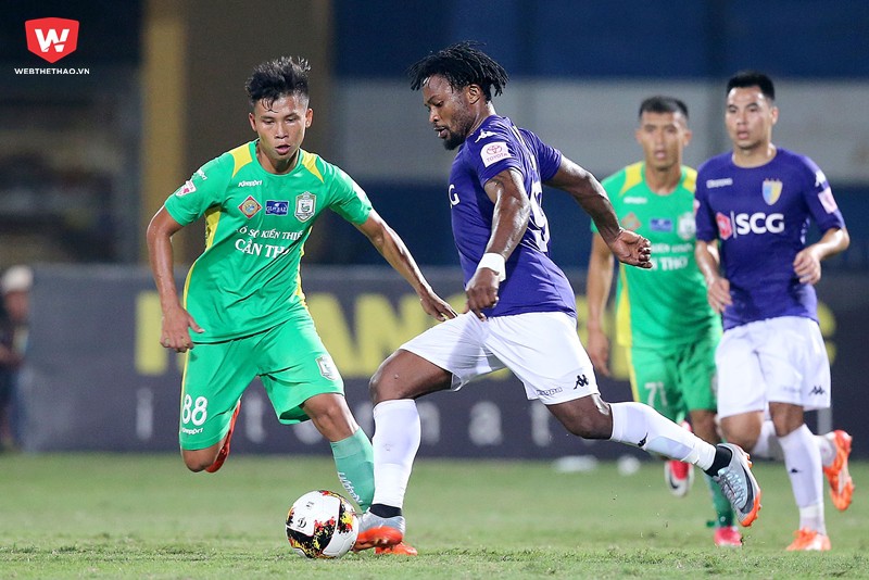 Trong khi c&aacute;c đối thủ trực tiếp sảy ch&acirc;n, hoặc kh&ocirc;ng c&oacute; kết quả tốt, H&agrave; Nội FC lại c&oacute; 3 điểm quan trọng trước XSKT.Cần Thơ để l&ecirc;n ng&ocirc;i đầu bảng. Ảnh Hải Đăng