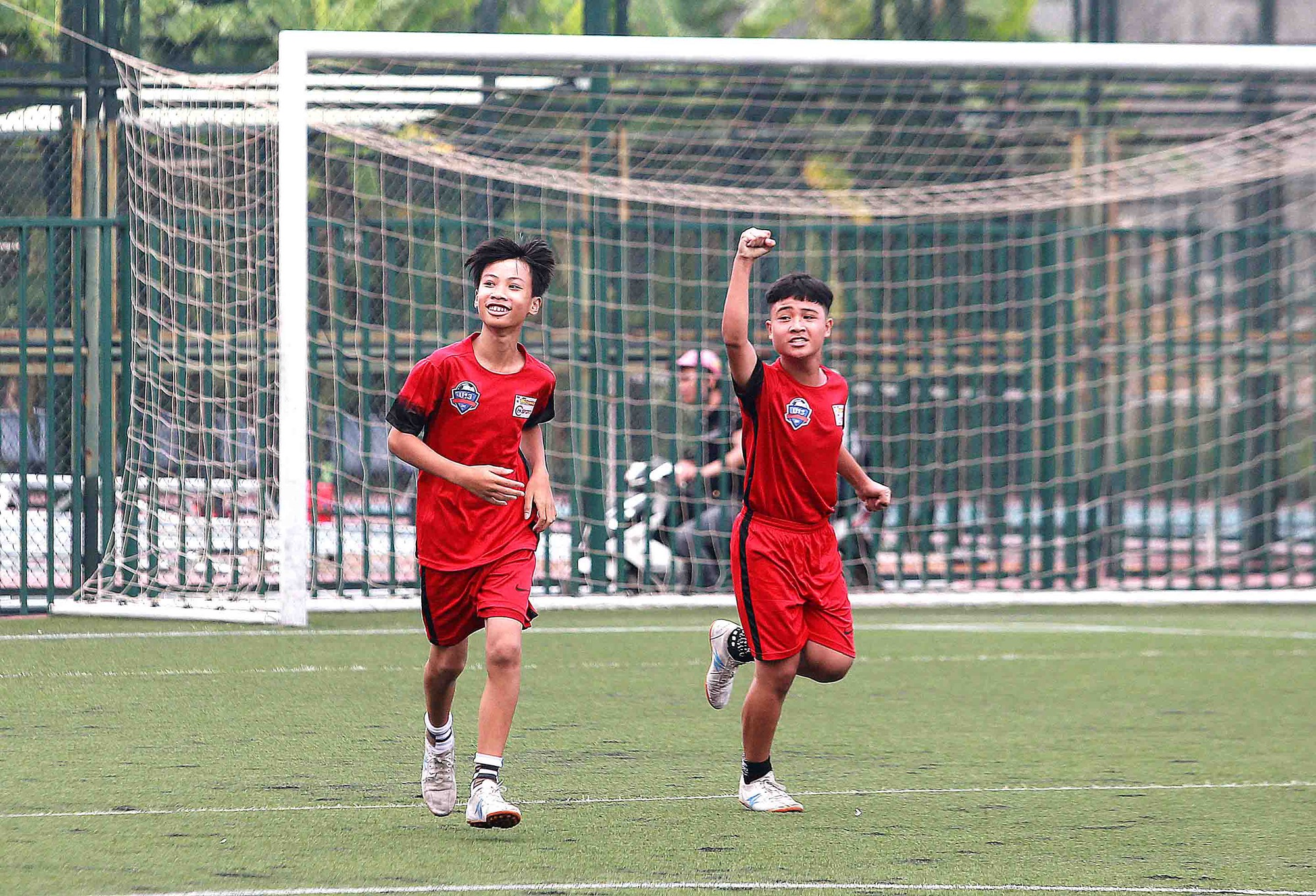 Tiền vệ Văn Huy (10) l&agrave; niềm tự h&agrave;o của gia đ&igrave;nh. Ảnh Hải Đăng