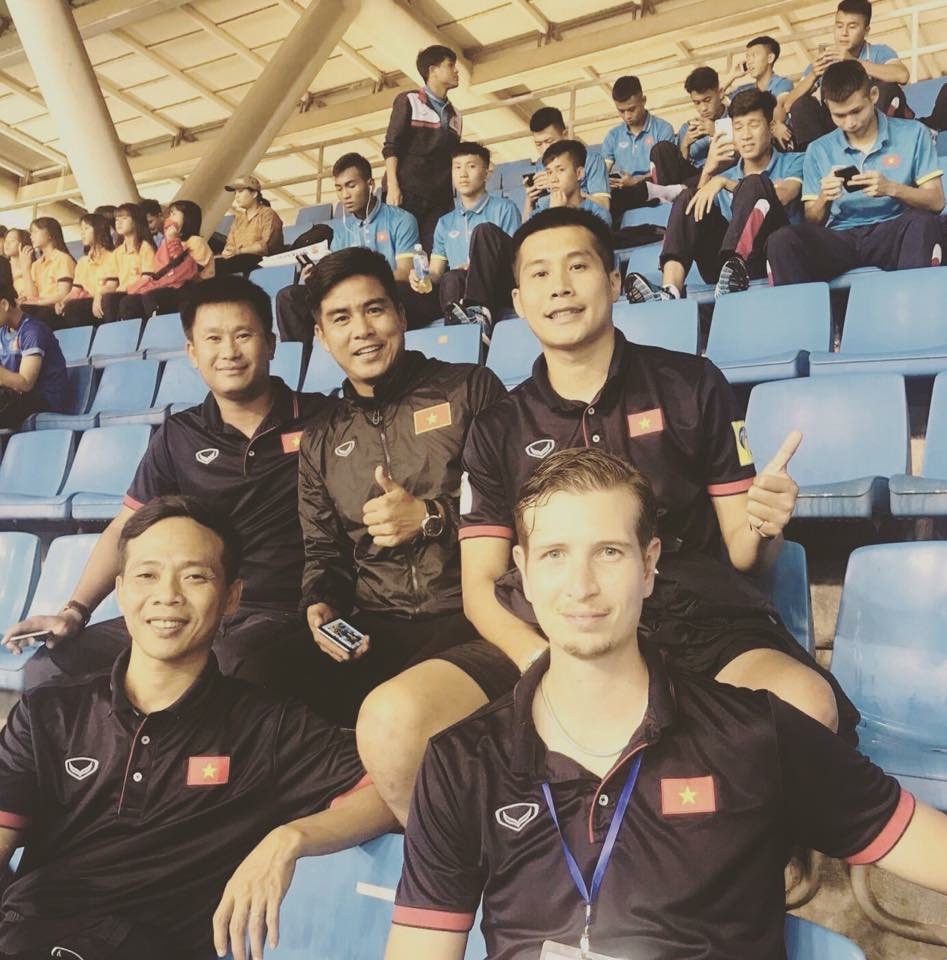 Việt Thắng c&ugrave;ng BHL U19 Việt Nam theo d&otilde;i trận đấu tr&ecirc;n kh&aacute;n đ&agrave;i