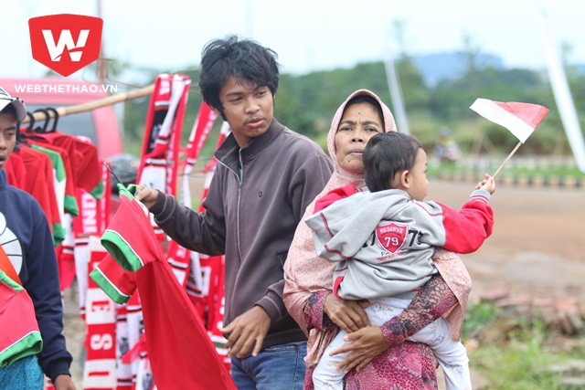 Các dịch vụ ăn theo bắt đầu nở rộ trước trận Indonesia - Việt Nam