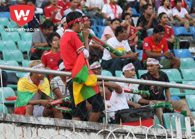 CĐV Myanmar vỗ tay chúc mừng chiến thắng của ĐTVN
