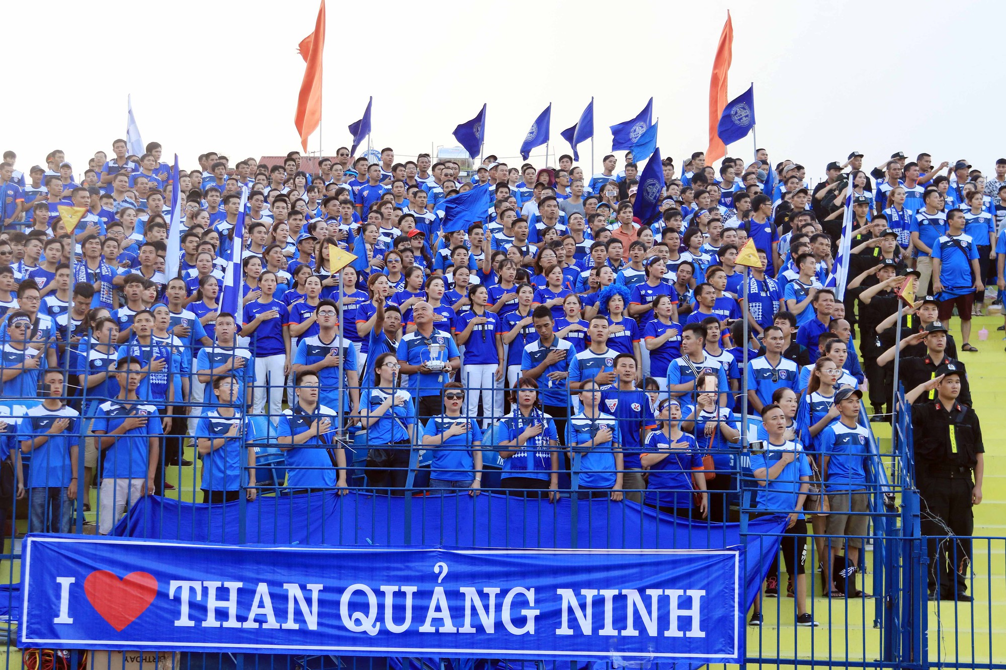 CĐV Quảng Ninh quyết phủ xanh sân Thanh Hoá để tiếp lửa đội nhà