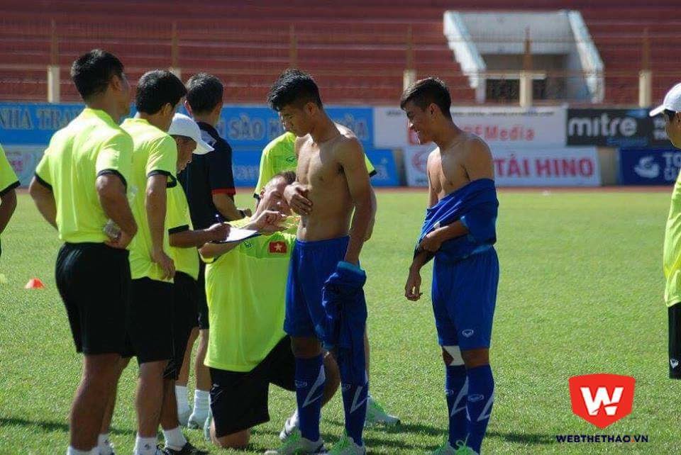 Chuyên gia thể lực người Đức tất bật trong buổi tập đầu tiên của U.19 VN