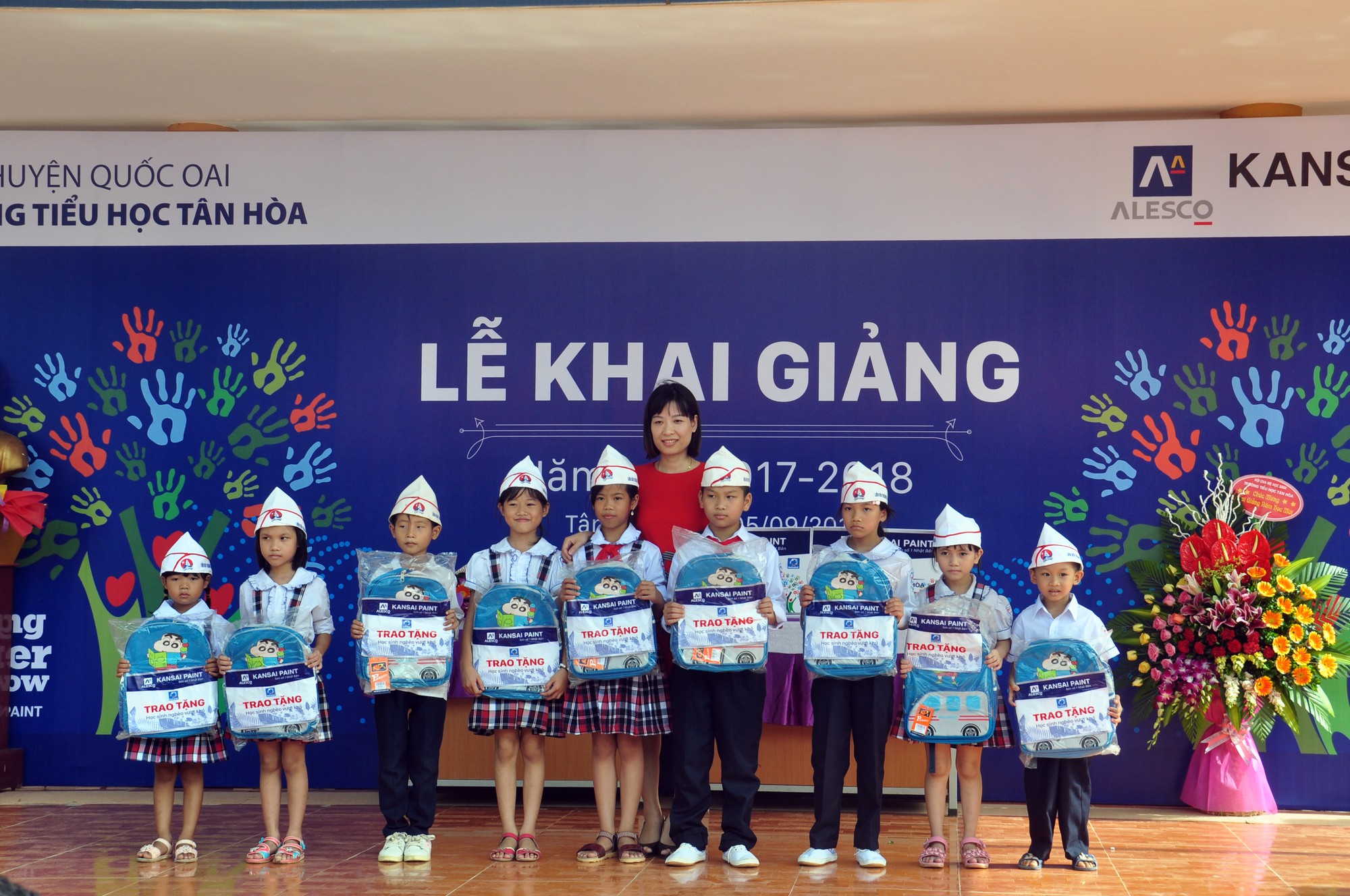 Cộng đồng phủi chung tay sơn mới trường tiểu học Tân Hòa