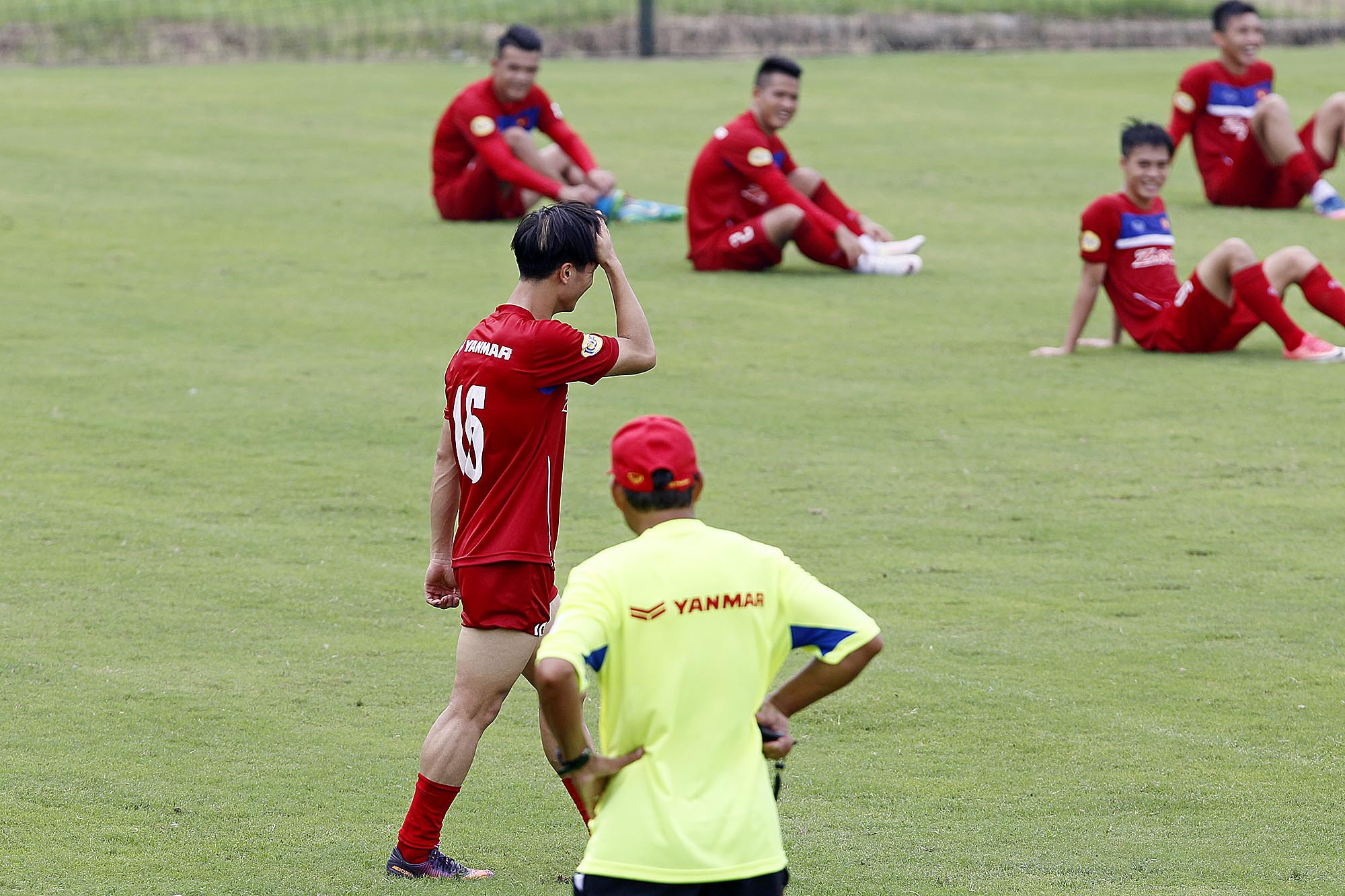 Công Phượng bị đồng đội trêu đùa khi đá penalty trong buổi tập của ĐTVN