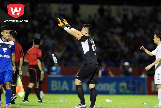 Thủ môn xuất sắc nhất V.League và đôi găng "thửa"