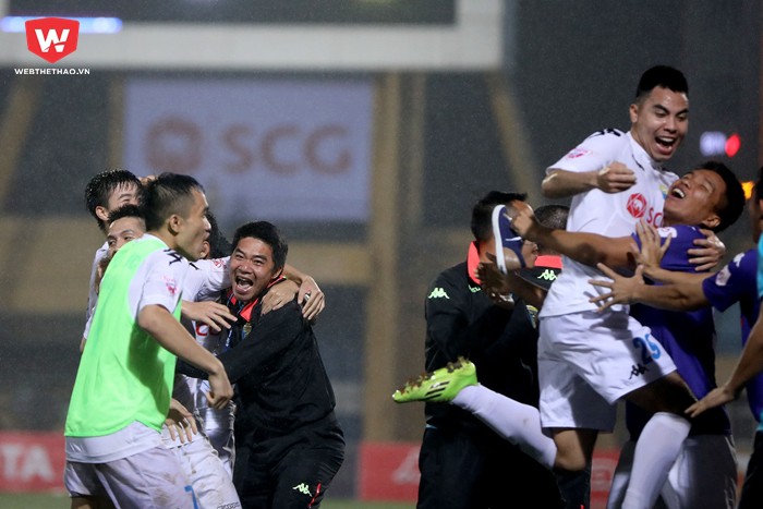 Hà Nội FC lên ngôi đầu V.League: Khi những đôi chân được giải tỏa